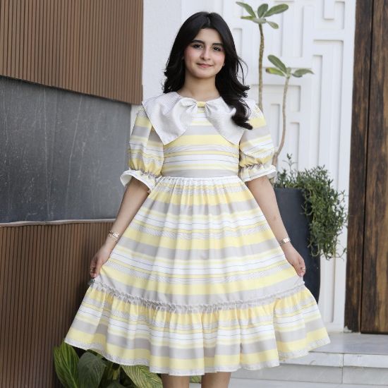 صورة فستان بناتي مخطط أصفر ورمادي بياقة فيونكة منسدلة وكشكشة - 1152